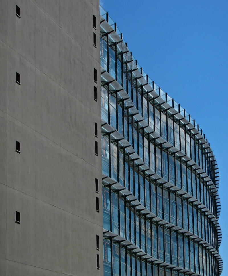 Contrucción de un edifico con paneles de cristal